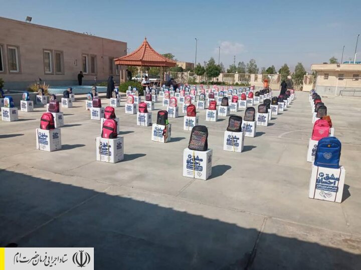 توزیع بسته‌های لوازم‌تحریر بین دانش‌آموزان مناطق محروم استان سمنان توسط ستاد اجرایی فرمان امام