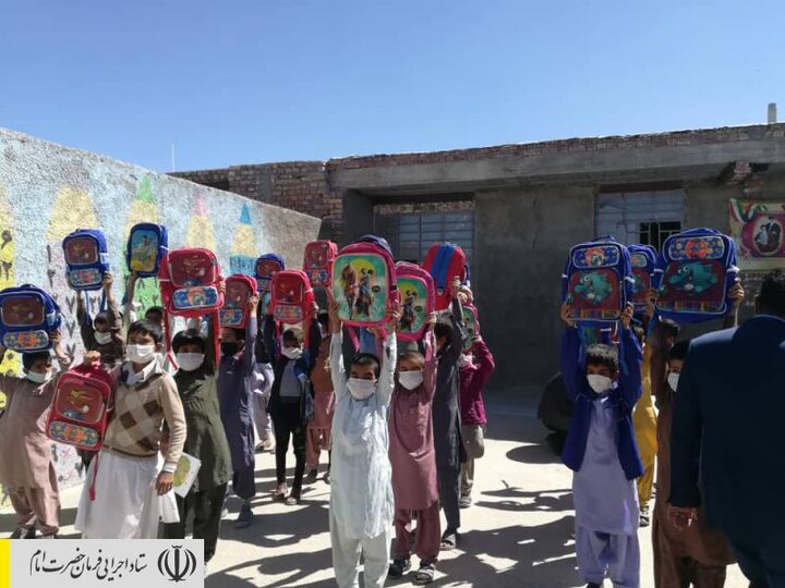 توزیع بسته‌های لوازم‌تحریر بین دانش‌آموزان مناطق محروم سیستان و بلوچستان توسط ستاد اجرایی فرمان امام