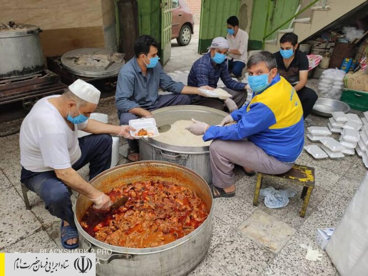 طبخ و توزیع غذای گرم در مناطق محروم استان خراسان جنوبی توسط ستاد اجرایی فرمان امام