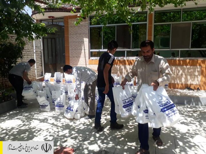 طبخ و توزیع غذای گرم در مناطق محروم استان اصفهان توسط ستاد اجرایی فرمان امام