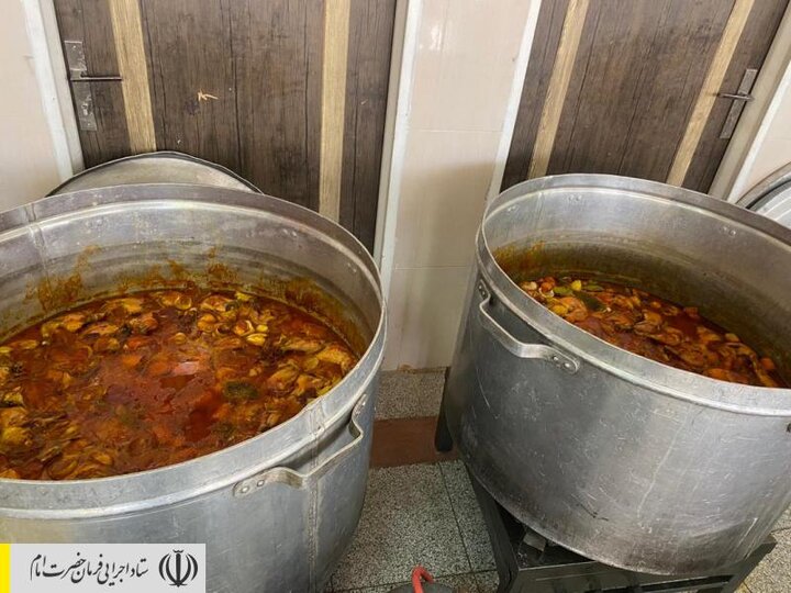 طبخ و توزیع غذای گرم در مناطق محروم استان کرمانشاه توسط ستاد اجرایی فرمان امام