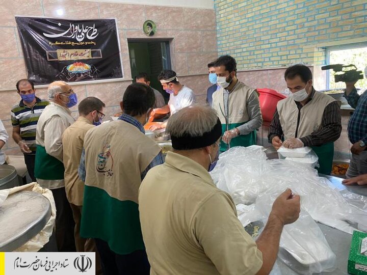 طبخ و توزیع غذای گرم در مناطق محروم استان کرمانشاه توسط ستاد اجرایی فرمان امام