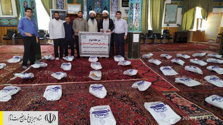 اجرای مرحله دوم رزمایش همدلی و احسان ستاد اجرایی فرمان امام با توزیع بسته‌های پروتئینی بین آسیب‌دیدگان کرونا