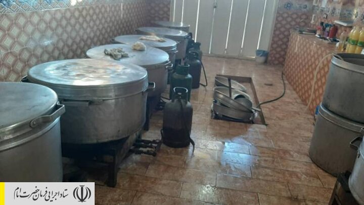 طبخ و توزیع غذای گرم بین مردم سیل زده کرمان توسط نیروهای جهادی ستاد اجرایی فرمان امام