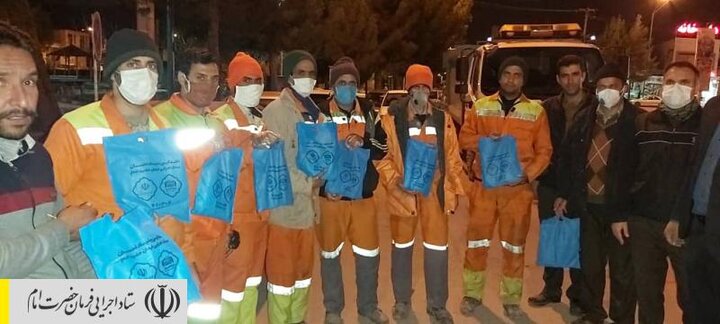 توزیع اقلام بهداشتی ضدکرونایی بین پاکبانان کرمان، توسط نیروهای جهادی ستاد اجرایی فرمان امام