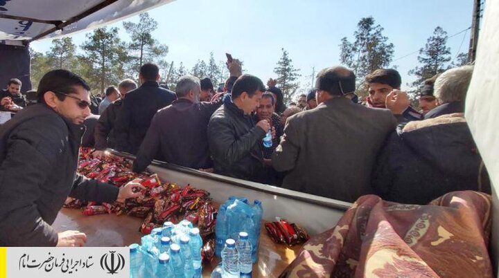 خدمت رسانی بنیاد احسان ستاد اجرایی فرمان امام به خیل تشییع کنندگان شهید قاسم سلیمانی در کرمان