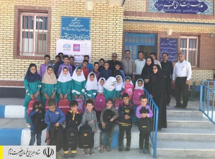 توزیع بسته‌های نوشت‌افزار اهدایی ستاد اجرایی فرمان حضرت امام (ره) بین دانش‌آموزان روستاهای محروم بوشهر و جزیره هرمز توسط نیروهای جهادی ستاد
