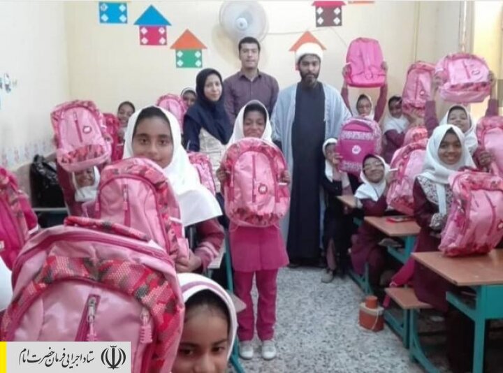 توزیع بسته‌های نوشت‌افزار اهدایی ستاد اجرایی فرمان حضرت امام (ره) بین دانش‌آموزان روستاهای محروم بوشهر و جزیره هرمز توسط نیروهای جهادی ستاد