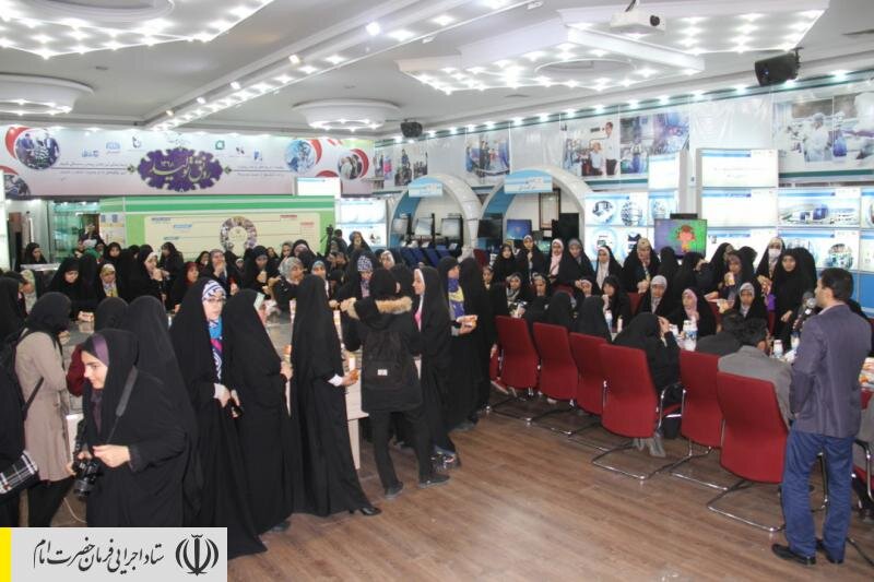 بازدید گروهی از دانش آموزان نخبه کشور از نمایشگاه دائمی ستاد اجرایی فرمان امام