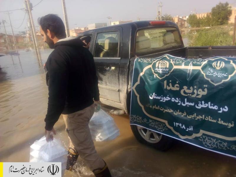 نیروهای جهادی ستاد اجرایی فرمان امام در کنار مردم سیل زده خوزستان