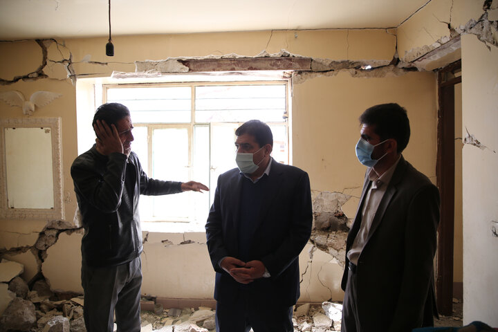 بازدید دکتر مخبر از مناطق زلزله زده شهر سی سخت