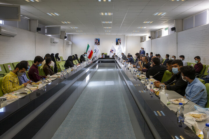 بازدید جمعی از دانشجویان نخبه کشور از خط تولید نخستین واکسن ایرانی کرونا