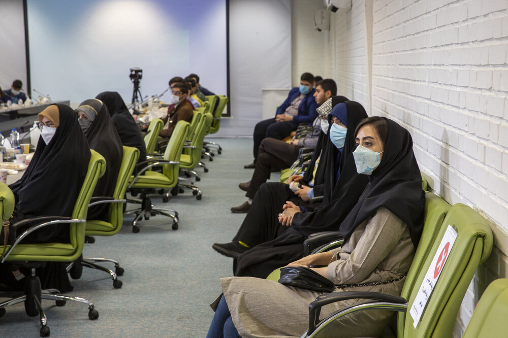 بازدید جمعی از دانشجویان نخبه کشور از خط تولید نخستین واکسن ایرانی کرونا