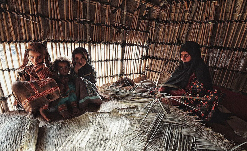 توزیع بسته های معیشتی بین خانواده های بی بضاعت در روستاهای شهرستان جاسک استان هرمزگان