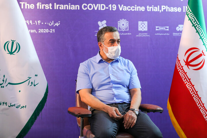 محمود کریمی (مداح) در تزریق واکسن کوو ایران برکت ، فاز سه مطالعات بالینی 