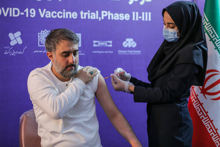 محمدحسین پویانفر (مداح) در تزریق واکسن کوو ایران برکت ، فاز سه مطالعات بالینی 