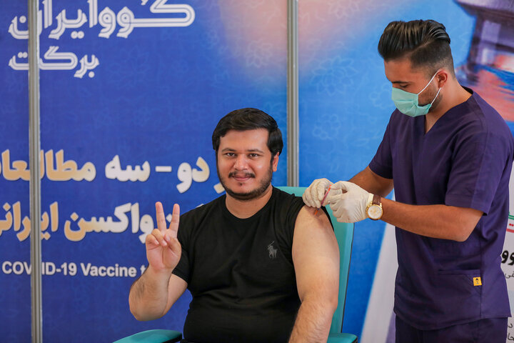 نیکی ملکی (فعال رسانه) در تزریق واکسن کوو ایران برکت ، فاز سه مطالعات بالینی 