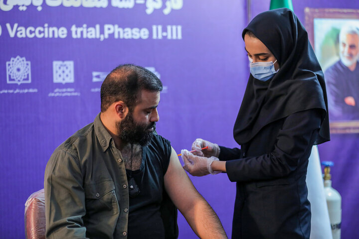 عبدالرضا هلالی (مداح) در تزریق واکسن کوو ایران برکت ، فاز سه مطالعات بالینی 