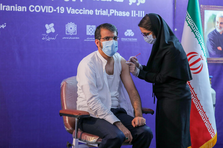 جعفر سمیعی (مدیرعامل پرسپولیس) در تزریق واکسن کوو ایران برکت ، فاز سه مطالعات بالینی 