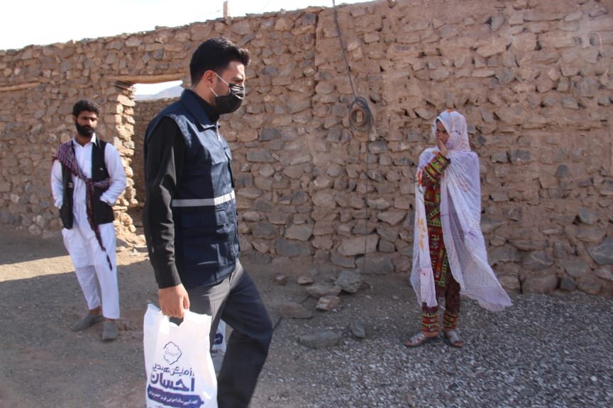 اهدای کمکهای بنیاد احسان به سیل زدگان سیستان و بلوچستان