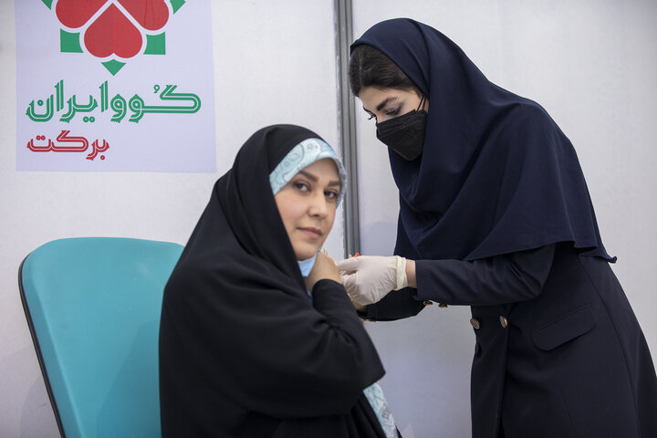 زهرا خلیلی (مجری) در تزریق واکسن کوو ایران برکت ، فاز 3 مطالعات بالینی
