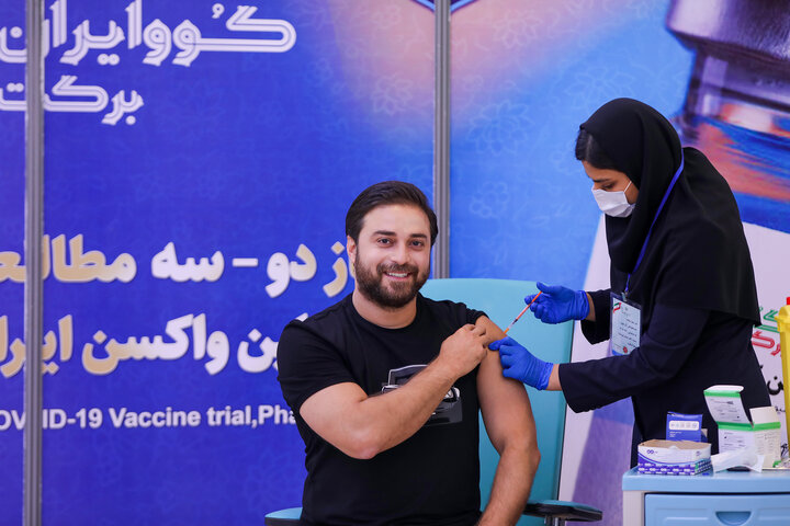 بابک جهانبخش (خواننده) در تزریق واکسن کوو ایران برکت ، فاز 3 مطالعات بالینی
