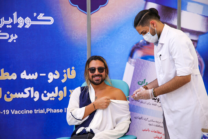 امیرعباس گلاب (خواننده) در تزریق واکسن کوو ایران برکت ، فاز 3 مطالعات بالینی
