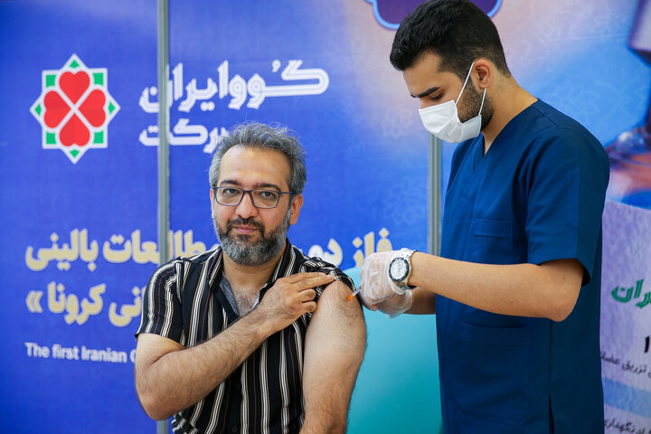 بابک صحرایی (ترانه سرا) در تزریق واکسن کوو ایران برکت ، فاز 3 مطالعات بالینی
