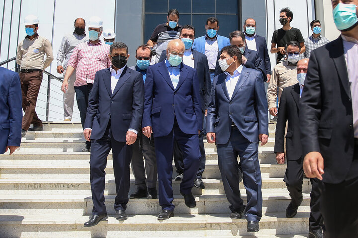 گزارش شبکه خبر از بازدید رئیس مجلس از شهرک دارویی برکت و خبر خوش رئیس ستاد اجرایی فرمان امام در خصوص واکسن کرونا