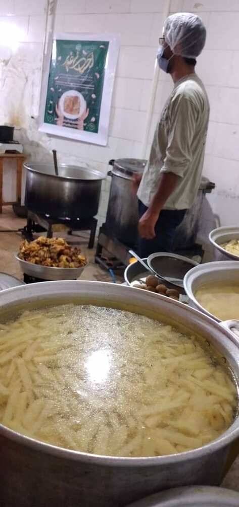 ستاد اجرایی فرمان امام(ره) بوشهر ۱۱۰ هزار پرس غذای گرم طبخ و توزیع می‌کند 