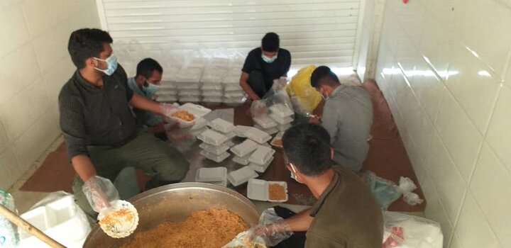 راه اندازی آشپزخانه بنیاداحسان توسطگروه جهادی همکار جهت پخت وتوزیع روزانه تعدادپانصد پرس غذای گرم درمناطق زلزله زده استان هرمزگان