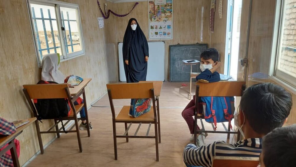 تلاش معلمان جوان جهادی برای آموزش حضوری دانش‌آموزان فاقد تجهیزات الکترونیک
