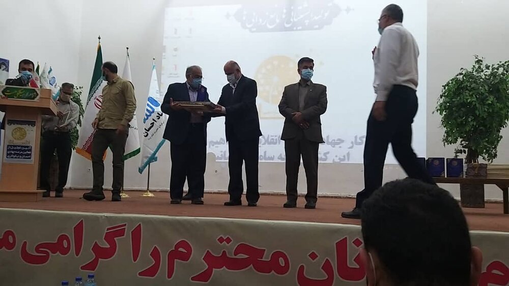 تصاویری از آیین تجلیل از فعالین گروههای همکار بنیاد احسان ستاد اجرایی فرمان امام ره با حضور نماینده ولی فقیه در استان و  امام جمعه  و  استاندار بوشهر