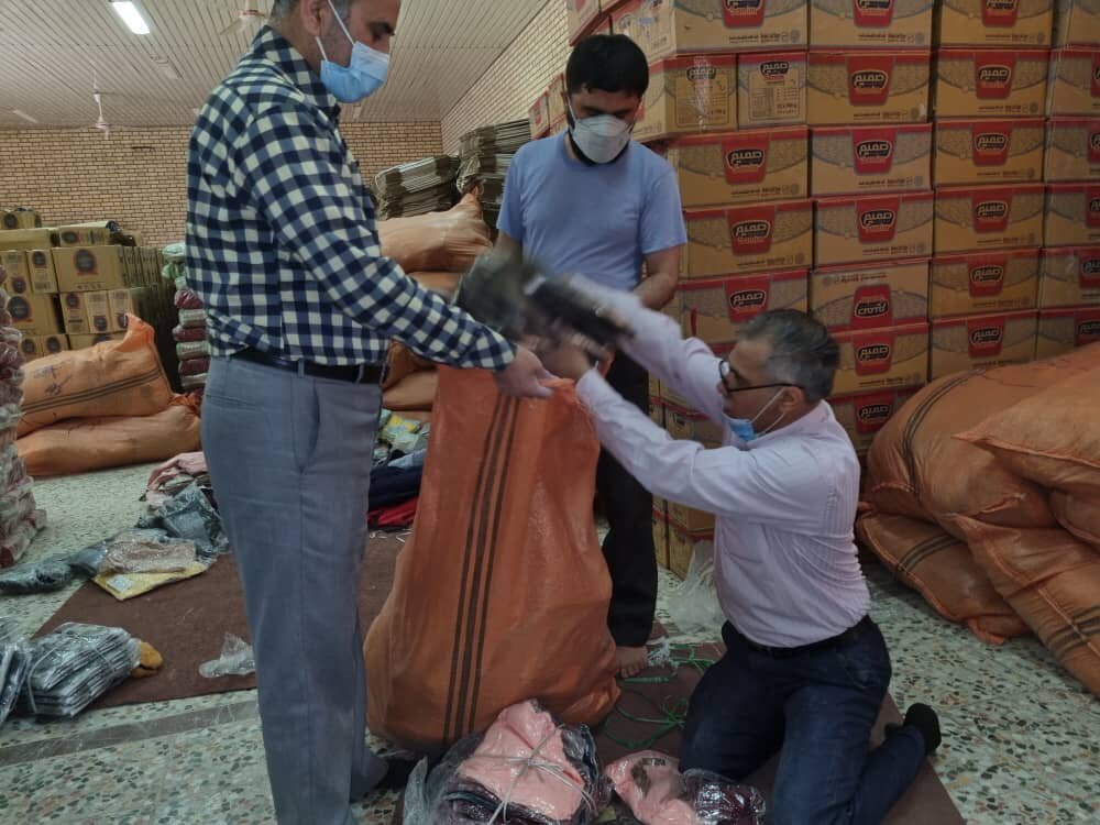 تفکیک و آماده سازی پوشاک توسط جمعی از همکاران خدوم و جهادی اداره کل جهت اهداء به خانوارهای هدف در استان بوشهر