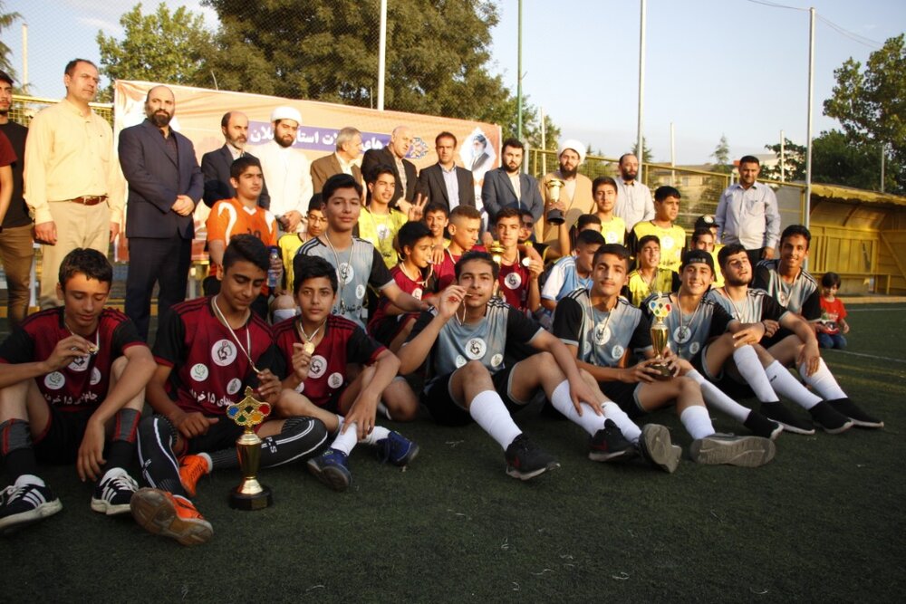 مسابقات فوتبال خیابانی قهرمانی استان گیلان جام شهدای ۱۵ خرداد ، عصر یکشنبه با برتری تیمهای آزاد رشت و لنگرود پایان یافت.