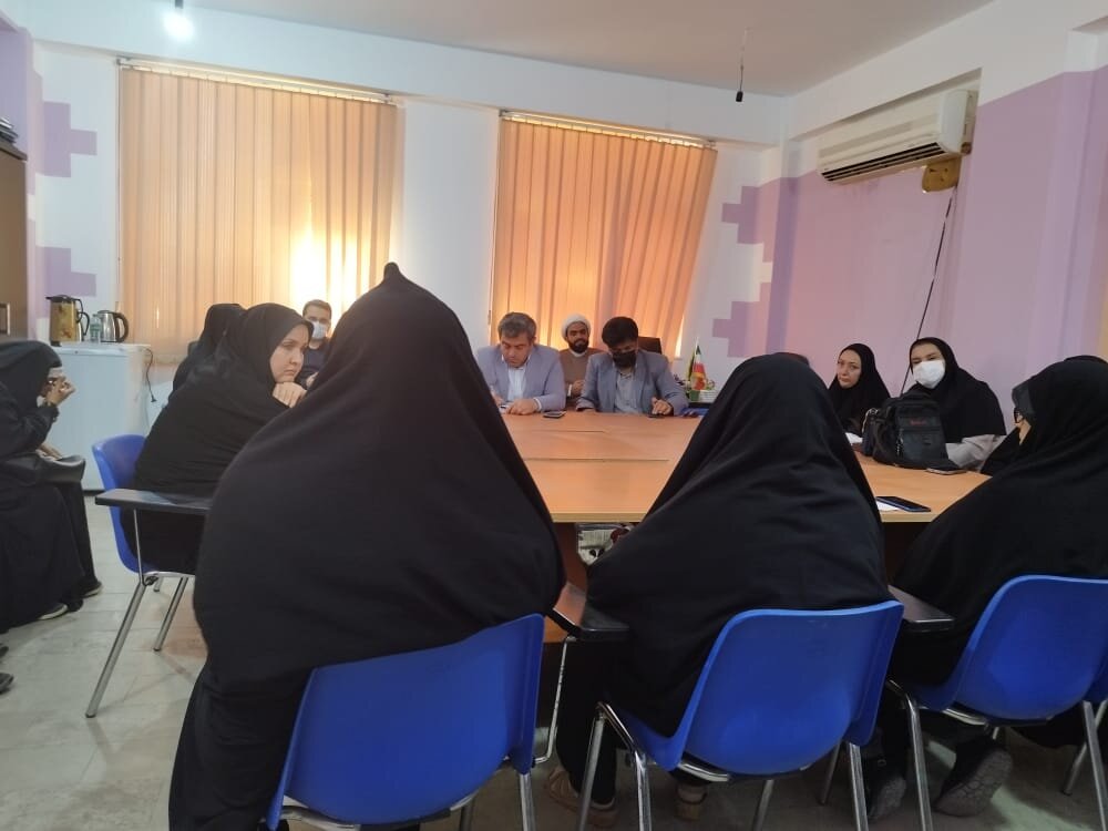 برگزاری جلسه مشورتی فعالین حوزه خانواده و کارگروه خانواده خانه احسان چغادک با حضور دکتر موسوی مدیرکل امور اجتماعی استانداری بوشهر