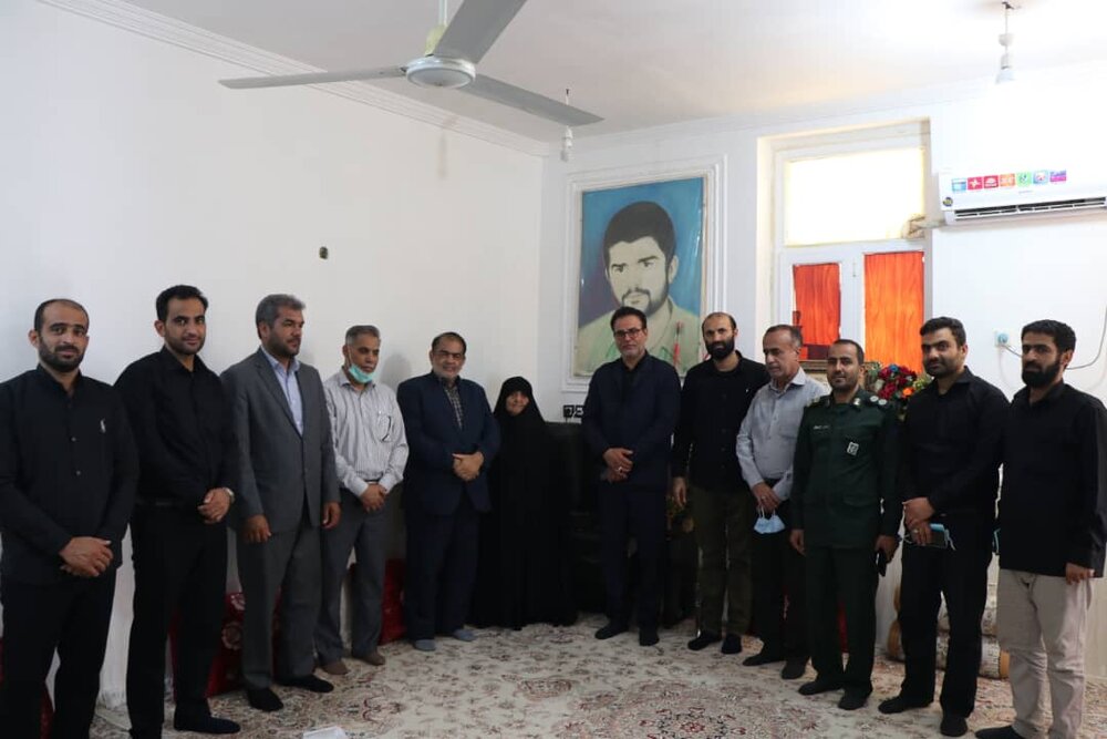 حضور سیدمحمدحسن تقی زاده مدیر کل ستاد اجرایی فرمان امام ره استان بوشهر، بخشدار و هیات همراه در منزل شهید جاوید الاثر فهیمی و زیارت مادر و بستگان محترم