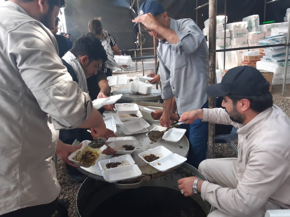 ۵۰ هزار لیتر شربت آبلیمو در بین زائران اربعین مرز مهران توزیع شده است