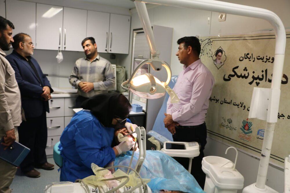 بازدید سید محمدحسن تقی زاده مدیر کل ستاد اجرایی فرمان امام ره استان بوشهر از مرکز دندانپزشکی مستقر در یکی از روستاهای شهر برازجان