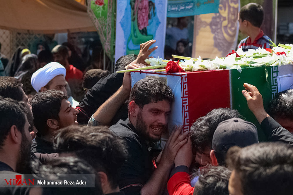پیکر شهید مدافع امنیت سید روح الله عجمیان در کرج تشییع و به خاک سپرده شد