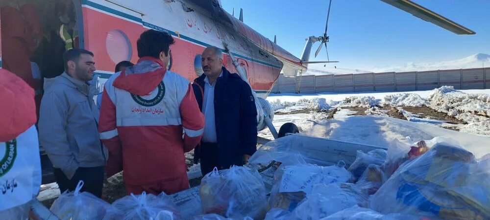 توزیع سبدهای غذایی بنیاد احسان به حادثه دیدگان برف وکولاک الیگودرز توزیع سبدهای غذایی بنیاد احسان به حادثه دیدگان برف وکولاک الیگودرز
