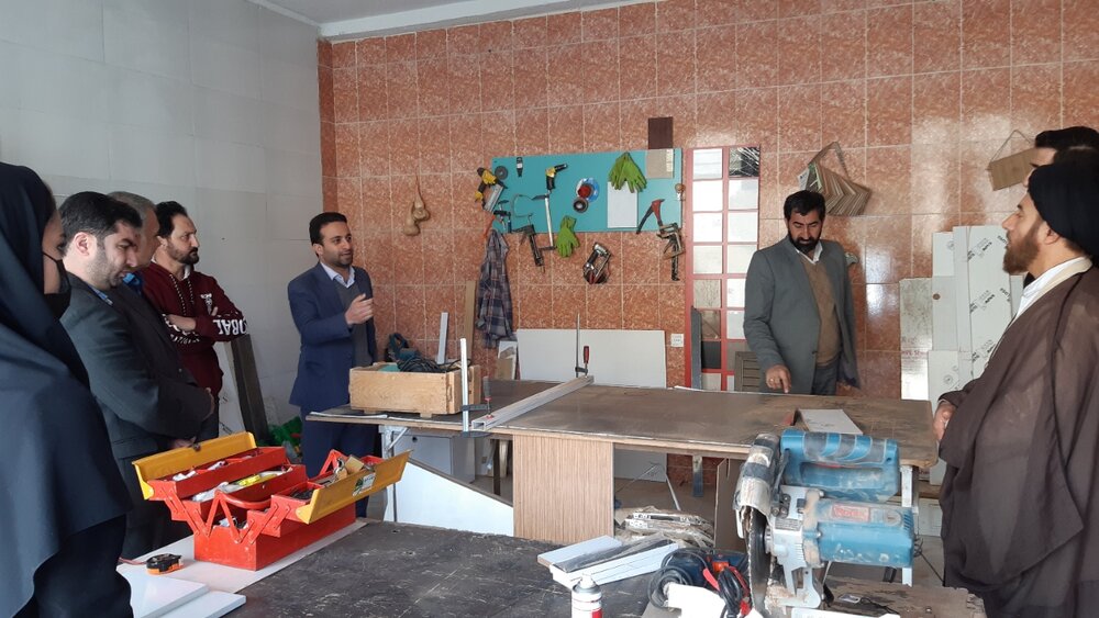 کارگاه‌های تولیدی دستمال کاغذی، چاقو سازی و نجاری بنیاد برکت در شهرستان ملکشاهی