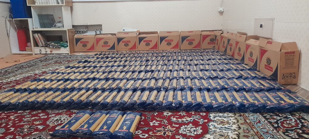 تهیه و توزیع بسته های کمک معیشتی در شهرستان زاوه