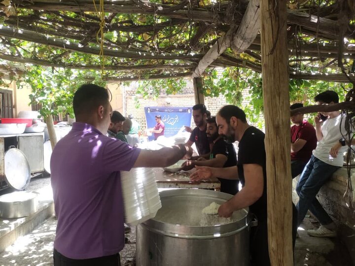 پخت و توزیع 10هزار پرس غذای گرم در قالب پویش احسان غدیر در استان اصفهان