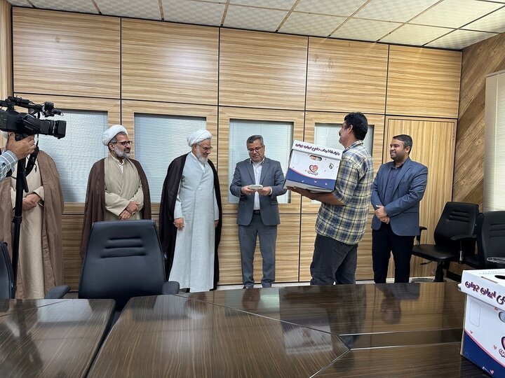 اهدا بسته جوانی جمعیت به 4 خانواده سه قلو در هرمزگان