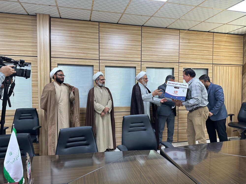 اهدا بسته جوانی جمعیت به 4 خانواده سه قلو در هرمزگان