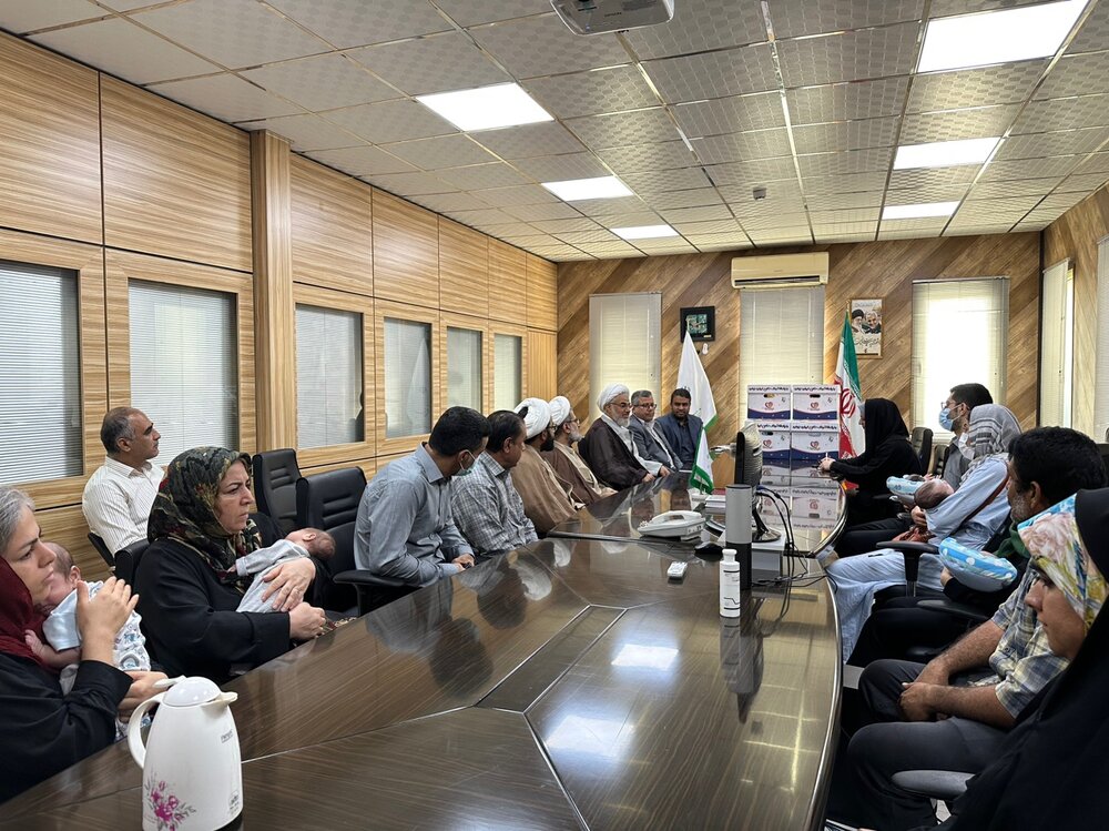 اهدا بسته جوانی جمعیت به 4 خانواده سه قلو در هرمزگان