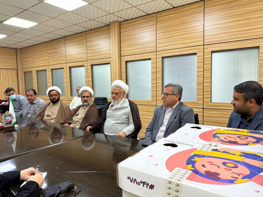 اهدا بسته جوانی جمعیت به 4 خانواده سه قلو در هرمزگان