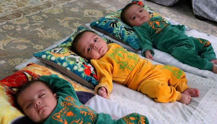 اهدای هدایای بنیاد ۱۵ خرداد به سه‌قلوها + تصویر