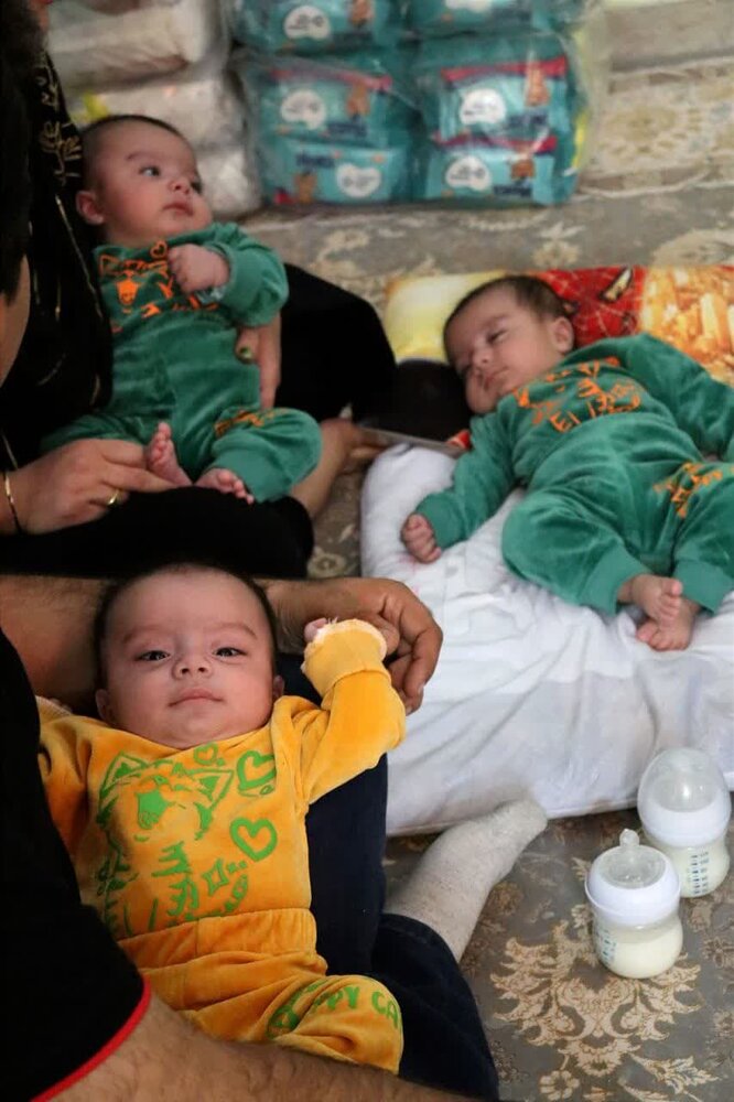 اهدای هدایای بنیاد ۱۵ خرداد به سهقلوها + تصویر